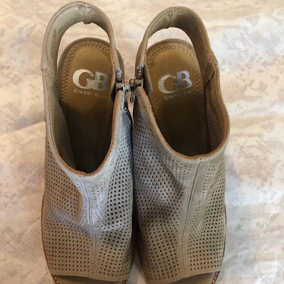 Gianni Bini Perforated Leather Side Zip Bootie 8m - Picture 4 of 5